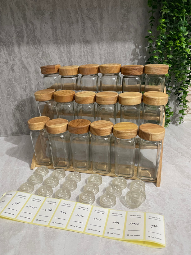 پک ۱۸تایی جا ادویه شیشه مکارتی درب چوبی با سری نمکپاش و لیبل (فروش تک و عمده )