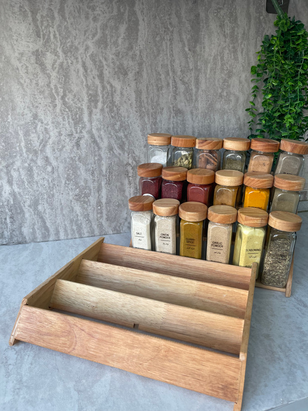 پک ۱۸تایی جا ادویه شیشه مکارتی درب چوبی با سری نمکپاش و لیبل (فروش تک و عمده )