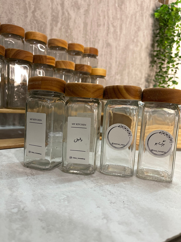 پک ۱۸تایی جا ادویه شیشه مکارتی درب چوبی با سری نمکپاش و لیبل (فروش تک و عمده )